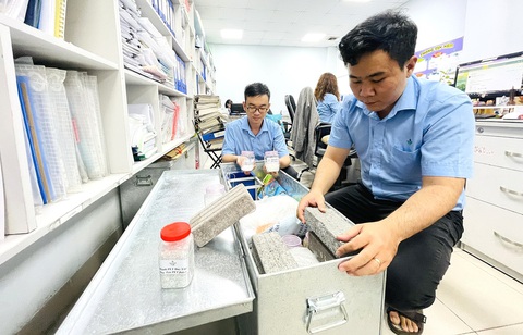 Biến rác thành tài nguyên nhờ phân loại tại nguồn- Ảnh 1. Một số gạch làm từ tro xỉ của việc đốt rác đang được Công ty TNHH MTV Môi trường đô thị TP.HCM sản xuất để phục vụ nội bộ, về lâu dài sẽ xin cấp phép sử dụng rộng rãi - Ảnh: LÊ PHAN