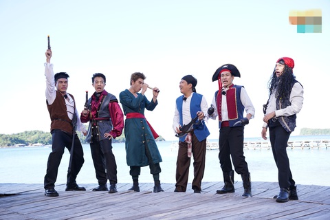 Song Luân, Anh Tú 'mếu máo' vì phải chọc cười 'vựa muối' showbiz- Ảnh 1. Dàn cast 2 ngày 1 đêm hóa "cướp biển" với tạo hình cực "chiến"