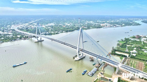 Cầu Mỹ Thuận 2 và cao tốc Mỹ Thuận - Cần Thơ: Khơi thông nguồn lực cho không gian phát triển mới- Ảnh 1. Cầu Mỹ Thuận 2 nhìn từ trên cao - Ảnh: MẬU TRƯỜNG
