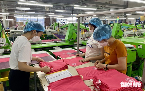 Thưởng Tết Giáp Thìn cao nhất ở Nghệ An gần 100 triệu đồng- Ảnh 1. Người lao động làm việc trong một công ty gia công may mặc ở thị xã Hoàng Mai, Nghệ An - Ảnh: DOÃN HÒA