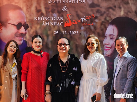 Nghệ sĩ Trần Mạnh Tuấn (giữa) bên người vợ Kiều Đàm Linh (thứ hai từ trái sang) và các bạn bè - Ảnh: MI LY Nghệ sĩ Trần Mạnh Tuấn (giữa) bên người vợ Kiều Đàm Linh (thứ hai từ trái sang) và các bạn bè - Ảnh: MI LY