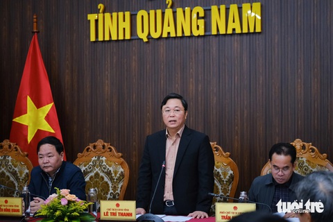 Quảng Nam: Xem xét cho thôi việc, bãi nhiệm cán bộ bị khai trừ, cách chức về mặt Đảng- Ảnh 1. Ông Lê Trí Thanh, chủ tịch UBND tỉnh Quảng Nam, trả lời báo chí tại buổi họp báo năm 2023 - Ảnh: TẤN LỰC