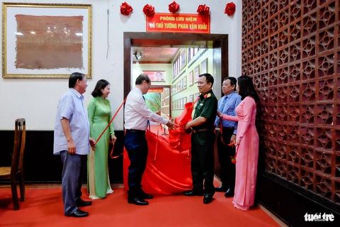 Khánh thành phòng lưu niệm cố Thủ tướng Phan Văn Khải- Ảnh 2. Lãnh đạo huyện Củ Chi và đại diện gia đình cố Thủ tướng cắt băng khánh thành phòng lưu niệm - Ảnh: THẢO LÊ