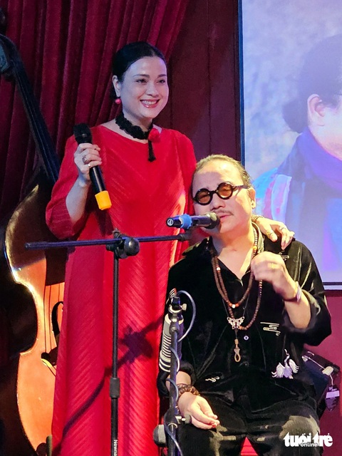 Vợ chồng nghệ sĩ Trần Mạnh Tuấn - Kiều Đàm Linh trên sân khấu buổi gặp gỡ sáng 25-12 - Ảnh: MI LY Vợ chồng nghệ sĩ Trần Mạnh Tuấn - Kiều Đàm Linh trên sân khấu buổi gặp gỡ sáng 25-12 - Ảnh: MI LY