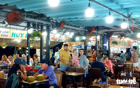 Kiên Giang nghiên cứu mở tuyến vận tải biển, phát triển kinh tế biển và du lịch biển- Ảnh 2. Hiện khách quốc tế nhộn nhịp đến Phú Quốc tham quan, ăn uống và nghỉ dưỡng - Ảnh: CHÍ CÔNG