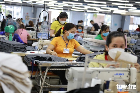 Thưởng Tết Nguyên đán ở Đà Nẵng cao nhất hơn 1 tỉ đồng- Ảnh 1. Công nhân một công ty may tại Đà Nẵng - Ảnh: ĐOÀN NHẠN