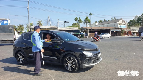Nâng tốc độ tối đa cao tốc Trung Lương - Mỹ Thuận lên 90km/h- Ảnh 2. Tại cao tốc Mỹ Thuận - Cần Thơ, trong ngày đầu thông xe vẫn còn nhiều tài xế bỡ ngỡ, không kiếm được lối vào cao tốc nên lực lượng chức năng phải hướng dẫn - Ảnh: MẬU TRƯỜNG