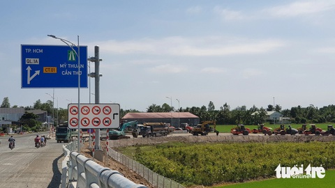 Nâng tốc độ tối đa cao tốc Trung Lương - Mỹ Thuận lên 90km/h- Ảnh 3. Một số nút giao thông trên tuyến cao tốc Mỹ Thuận - Cần Thơ đoạn qua tỉnh Vĩnh Long chưa hoàn chỉnh nên xe vẫn chưa đi vào đường cao tốc được - Ảnh: MẬU TRƯỜNG