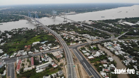 Nâng tốc độ tối đa cao tốc Trung Lương - Mỹ Thuận lên 90km/h- Ảnh 4. Nút giao giữa cầu Mỹ Thuận 2 với cao tốc Mỹ Thuận - Cần Thơ (tỉnh Vĩnh Long) khiến nhiều tài xế vẫn rối rắm - Ảnh: MẬU TRƯỜNG