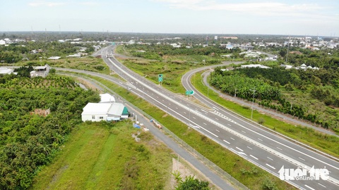 Nâng tốc độ tối đa cao tốc Trung Lương - Mỹ Thuận lên 90km/h- Ảnh 5. Còn nút giao giữa cao tốc Trung Lương - Mỹ Thuận với cầu Mỹ Thuận 2 đã hoàn thiện hệ thống biển báo nên tài xế dễ dàng đi lại - Ảnh: MẬU TRƯỜNG