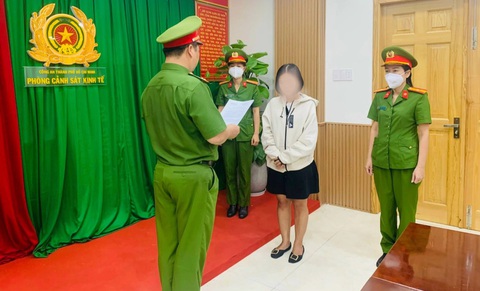 Nguyên giám đốc một phòng giao dịch ngân hàng ở Thủ Đức bị khởi tố tội tham ô- Ảnh 1. Nguyễn Hoàng Kim Vy tại cơ quan công an - Ảnh: Công an cung cấp