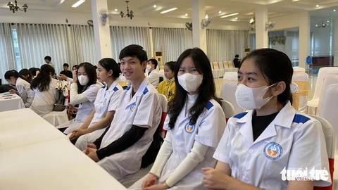 Trao học bổng Tiếp sức đến trường cho sinh viên y khoa Huế- Ảnh 1. Các bạn sinh viên ngành y ở Huế đến nhận học bổng của báo Tuổi Trẻ - Ảnh: BẢO PHÚ