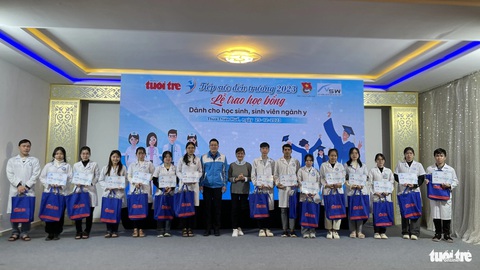 Trao học bổng Tiếp sức đến trường cho sinh viên y khoa Huế- Ảnh 3. Anh Nguyễn Thanh Hoài (áo khoác ở giữa) - bí thư Tỉnh Đoàn Thừa Thiên Huế - cùng đại diện nhà tài trợ trao học bổng cho các bạn sinh viên ngành y tại Huế - Ảnh: BẢO PHÚ