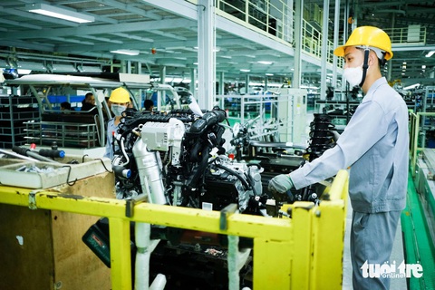 Thưởng Tết Nguyên đán ở Đà Nẵng cao nhất hơn 1 tỉ đồng- Ảnh 3. Công nhân lắp ráp động cơ ô tô tại Nhà máy THACO Chu Lai, Núi Thành, Quảng Nam - Ảnh: TẤN LỰC