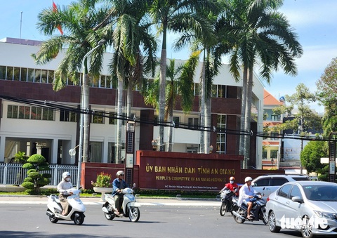 Ông Lê Văn Phước tiếp tục điều hành UBND tỉnh An Giang- Ảnh 1. Chiều 25-12, Bộ Công an đã có lệnh khởi tố vụ án, khởi tố bị can và bắt tạm giam ông Nguyễn Thanh Bình - chủ tịch UBND tỉnh An Giang. Đồng thời khám xét nơi ở và nơi làm việc - Ảnh: BỬU ĐẤU