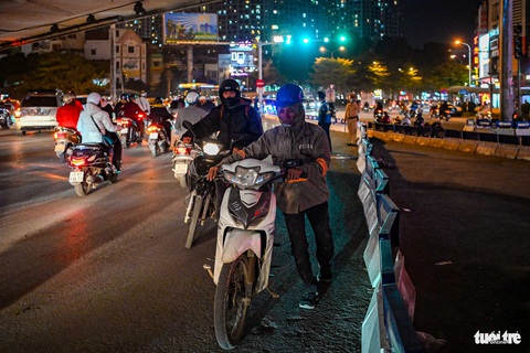Xén dải phân cách có cứu được Ngã Tư Sở?- Ảnh 7. Chưa nắm được thông tin về việc cơ quan chức năng nắn dòng phương tiện, nhiều người đi nhầm vào làn đường rẽ trái đi Nguyễn Trãi phải dắt xe quay ngược trở lại - Ảnh: HỒNG QUANG