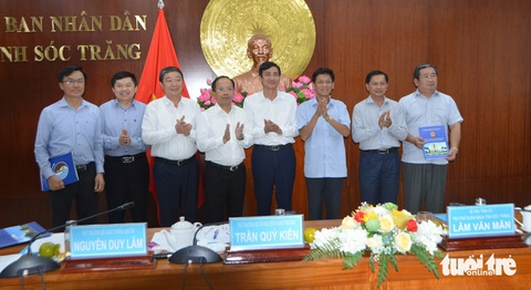 Sóc Trăng có 6 vùng cát biển có thể khai thác làm cao tốc- Ảnh 1. Lễ chuyển giao kết quả dự án đánh giá tài nguyên cát biển phục vụ các dự án đường cao tốc - Ảnh: KHẮC TÂM
