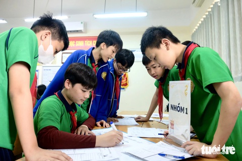 Thủ tướng yêu cầu Bộ Giáo dục và Đào tạo đề xuất phương án biên soạn một bộ sách giáo khoa- Ảnh 1. Học sinh Trường THCS Nam Từ Liêm tham gia tiết học chuyên đề