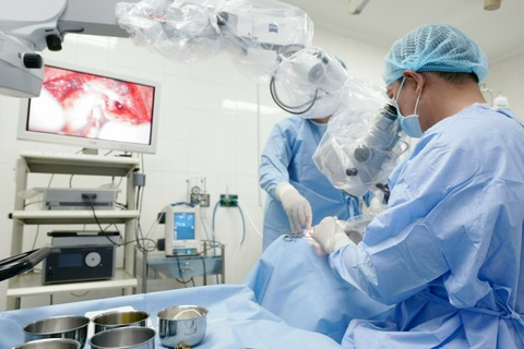 Bệnh viện Tai mũi họng TP.HCM ghi nhận nhiều người bị cốt tủy viêm xương, 6 ca tử vong- Ảnh 1. Các bác sĩ Bệnh viện Tai mũi họng TP.HCM trong một cuộc mổ - Ảnh: Bệnh viện cung cấp
