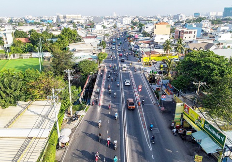 Cầu Ông Dầu (quốc lộ 13, TP Thủ Đức) đã được mở rộng thêm một nhánh cầu nhỏ 2m (phía bên trái ảnh, làn đường dành cho xe máy) - Ảnh: CHÂU TUẤN Cầu Ông Dầu (quốc lộ 13, TP Thủ Đức, TP.HCM) đã được mở rộng thêm một nhánh cầu nhỏ 2m (phía bên trái ảnh, làn đường dành cho xe máy) - Ảnh: CHÂU TUẤN
