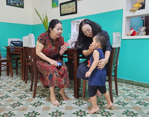 Các luật sư của Hội Bảo vệ trẻ em TP.HCM đến thăm cháu A.T. tại Làng trẻ em S.O.S - Ảnh: ĐAN THUẦN