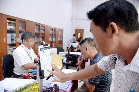 Người dân đánh giá sự hài lòng đối với công chức tiếp nhận giải quyết hồ sơ hành chính tại UBND quận 4, TP.HCM - Ảnh: TỰ TRUNG Người dân đánh giá sự hài lòng đối với công chức tiếp nhận giải quyết hồ sơ hành chính tại UBND quận 4, TP.HCM - Ảnh: TỰ TRUNG