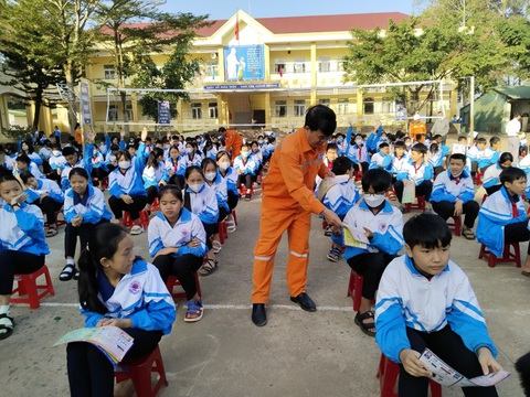 Nhiều hoạt động trong Tháng Tri ân khách hàng 2023 của PC Đắk Nông- Ảnh 3. PC Đắk Nông tuyên truyền an toàn, tiết kiệm điện trong Trường TH&THCS Kim Đồng (huyện Krông Nô, Đắk Nông) - Ảnh: VIÊN NGUYỄN