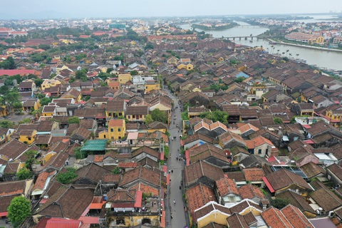 Sau siết vé tham quan, tiền bán vé vào khu phố cổ Hội An tăng gấp 5 lần- Ảnh 1. Phố cổ Hội An nhìn từ trên cao - Ảnh: B.D.