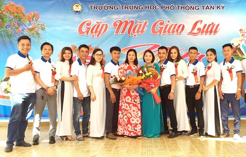 Cô giáo tôi (thứ 6 từ phải qua) giữa lũ học trò làm công việc khác nhau sau 15 năm ra trường - Ảnh: L.TR.