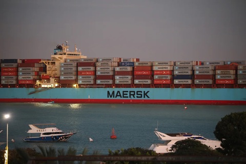 Hãng tàu lớn thông báo tiếp tục vận chuyển ở Biển Đỏ- Ảnh 1. Tàu container Maersk Sentosa đi về hướng nam để rời kênh đào Suez ở Ai Cập hôm 21-12 - Ảnh: CNN