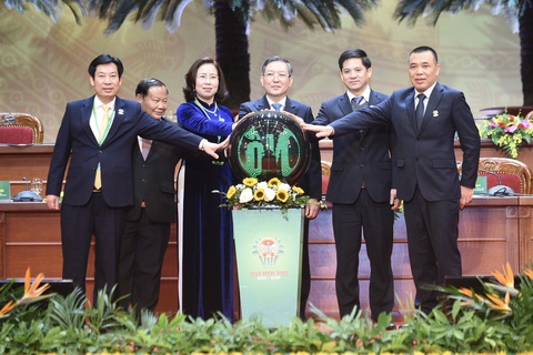 Hỗ trợ nông dân chuyển đổi số, ‘chuyến tàu’ không thể lỡ- Ảnh 1. Các đại biểu ra mắt app Nông dân Việt Nam tại đại hội - Ảnh: D.VIỆT
