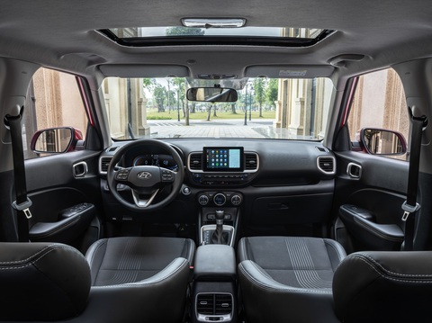 Loạt SUV mới, giá dưới 1 tỉ đồng ra mắt Việt Nam năm 2023: Mazda CX-5 nổi bật nhất- Ảnh 23. Mẫu xe này nổi bật hơn so với các đối thủ ở trang bị tiện nghi, ví như màn hình điện tử lớn sau vô lăng, cửa gió điều hòa phía sau, đề nổ từ xa, cổng sạc USB-C và cửa sổ trời - Ảnh: Đại lý Hyundai/Facebook