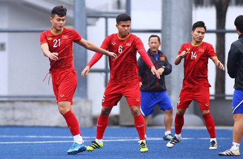 Tuyển Việt Nam đề cao sự đa năng ở Asian Cup 2023- Ảnh 1. Lê Ngọc Bảo (giữa) bất ngờ lần đầu được HLV Troussier gọi lên tuyển - Ảnh: QUANG THỊNH