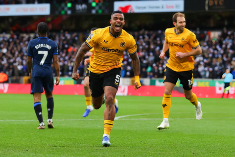 Tin tức thể thao sáng 25-12: Tỉ phú Jim Ratcliffe sở hữu, điều hành Man United- Ảnh 2. Mario Lemina ăn mừng bàn thắng vào lưới Chelsea - Ảnh: GETTY