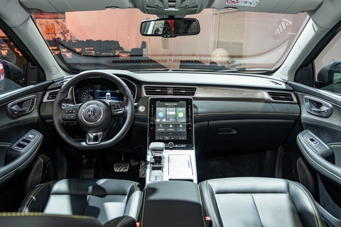 Loạt SUV mới, giá dưới 1 tỉ đồng ra mắt Việt Nam năm 2023: Mazda CX-5 nổi bật nhất- Ảnh 13. Không gian nội thất hiện đại với màn hình cảm ứng trung tâm 14,1 inch nằm dọc, kết nối Apple CarPlay/Android Auto. Màn hình sau vô lăng kích thước 12,3 inch. Một số trang bị nổi bật khác bao gồm điều hòa 2 vùng tự động, khởi động nút bấm, phanh tay điện tử, sạc không dây và cửa sổ trời toàn cảnh - Ảnh: LÊ HOÀNG