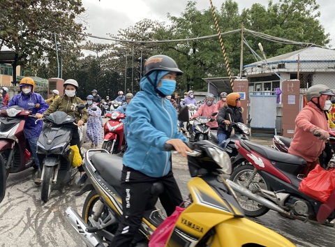 Nhà máy dự kiến cho 1.300 người ngừng việc đầu năm 2024, sẽ giải quyết thưởng cuối năm- Ảnh 1. Công ty cổ phần Keyhinge Toys Việt Nam dự kiến tạm dừng hoạt động trong 3 tháng, thời điểm dự kiến ngừng việc từ ngày 3-1-2024. Trong ảnh: công nhân của nhà máy ra về sau giờ làm việc ngày 22-12 - Ảnh: LÊ TRUNG