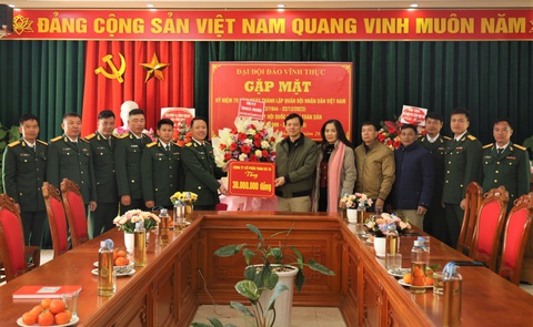 Than Hà Tu thăm hỏi, động viên cán bộ chiến sỹ Đại đội đảo Vĩnh Thực- Ảnh 2. Than Hà Tu thăm hỏi, động viên cán bộ chiến sỹ Đại đội đảo Vĩnh Thực- Ảnh 2.