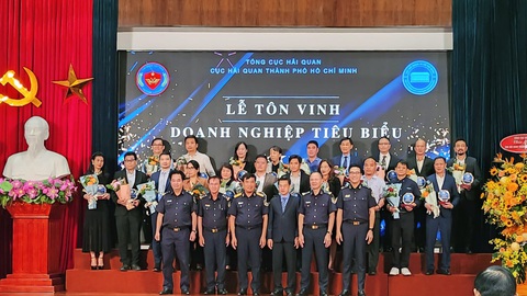 Suntory PepsiCo Việt Nam được Cục Hải quan TP.HCM tôn vinh là Doanh nghiệp tiêu biểu 2023- Ảnh 1. Ban tổ chức trao tuyên dương đến các doanh nghiệp tiêu biểu 2023