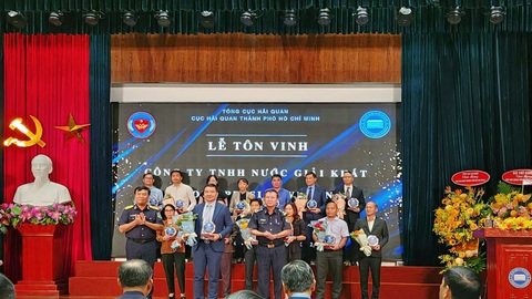 Suntory PepsiCo Việt Nam được Cục Hải quan TP.HCM tôn vinh là Doanh nghiệp tiêu biểu 2023- Ảnh 3. Suntory PepsiCo Việt Nam cũng là doanh nghiệp nước giải khát duy nhất được biểu dương tại lễ tôn vinh