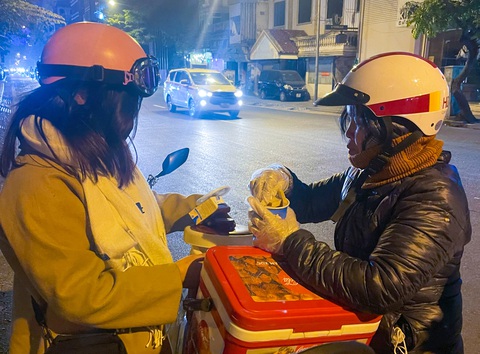 Nhiều nhóm bạn trẻ không quản ngại giá rét của Hà Nội để mang từng hộp xôi, hộp sữa cho người vô gia cư để mong họ có Giáng sinh an lành - Ảnh: GIA ĐOÀN Nhiều nhóm bạn trẻ không quản ngại giá rét của Hà Nội để mang từng hộp xôi, hộp sữa cho người vô gia cư để mong họ có Giáng sinh an lành - Ảnh: HÀ QUÂN