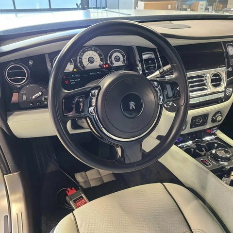 Cùng 1 chi tiết, Rolls-Royce bán 2.500 USD nhưng lắp sang BMW còn 160 USD- Ảnh 2. Vô lăng lắp cuộn kèn BMW vừa như in và không khác gì vô lăng mới - Ảnh: Fixitsteven