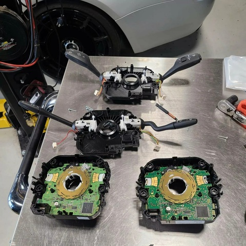 Cùng 1 chi tiết, Rolls-Royce bán 2.500 USD nhưng lắp sang BMW còn 160 USD- Ảnh 1. Fixitsteven phát hiện cuộn kèn vô lăng Rolls-Royce Wraith và BMW 6-Series đời cũ giống nhau, nên mua từ thương hiệu xe sang Đức để tiết kiệm chi phí - Ảnh: Fixitsteven