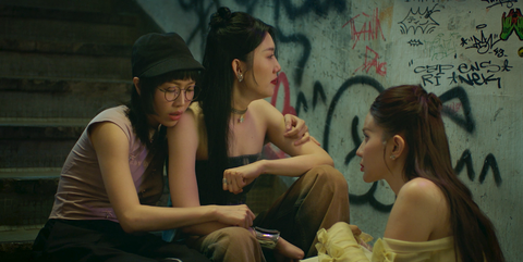 2 nhân tố 'triệu view' của Rap Việt vào MV OST 'Trên bàn nhậu, dưới bàn mưu'- Ảnh 3. MV OST cũng tiết lộ một số phân đoạn gay cấn của phim.