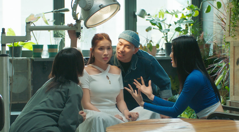 2 nhân tố 'triệu view' của Rap Việt vào MV OST 'Trên bàn nhậu, dưới bàn mưu'- Ảnh 4. 2 nhân tố 'triệu view' của Rap Việt vào MV OST 'Trên bàn nhậu, dưới bàn mưu'- Ảnh 4.