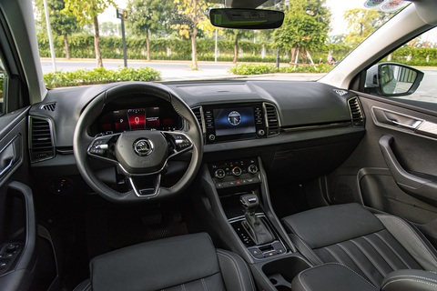 Loạt SUV mới, giá dưới 1 tỉ đồng ra mắt Việt Nam năm 2023: Mazda CX-5 nổi bật nhất- Ảnh 10. Mẫu xe châu Âu này cũng có khá nhiều trang bị tiện nghi để cạnh tranh xe Nhật, Hàn cùng phân khúc. Đó là vô lăng D-cut tích hợp lẫy số, màn hình điện tử 8 inch sau vô lăng, màn hình trung tâm cũng có kích thước 8 inch hỗ trợ Apple CarPlay/Android Auto, âm thanh 8 loa, ghế trước chỉnh điện 8 hướng có nhớ vị trí cùng cửa sổ trời toàn cảnh. Tuy nhiên, xe hiện tại chưa có tính năng an toàn tiên tiến (ADAS) như đối thủ - Ảnh: Đại lý Skoda/Facebook
