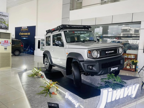 Loạt ô tô lỡ hẹn Việt Nam năm 2023: Hầu hết quanh tầm giá 1 tỉ đồng- Ảnh 1. Suzuki Jimny trưng bày tại một đại lý ở TP.HCM - Ảnh: Đại lý Suzuki/Facebook