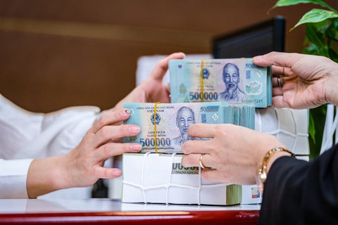 Dù kinh tế khó khăn, nhiều doanh nghiệp vẫn thưởng Tết rất cao cho người lao động - Ảnh: NAM TRẦN Dù kinh tế khó khăn, nhiều doanh nghiệp vẫn thưởng Tết rất cao cho người lao động - Ảnh: NAM TRẦN