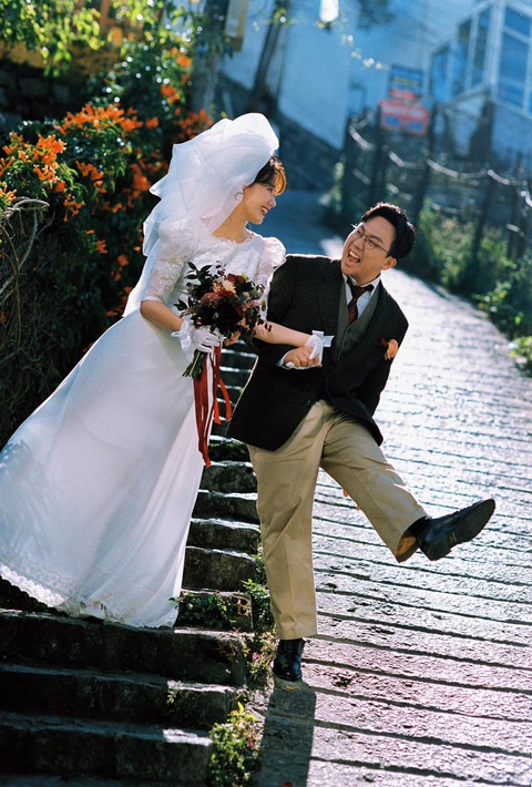 Trấn Thành và Hari Won chụp ở con dốc Nhà Bò - một con dốc từng được chọn làm bối cảnh phim - Ảnh: Facebook nhân vật Trấn Thành và Hari Won chụp ảnh ở con dốc Nhà Bò - một con dốc từng được chọn làm bối cảnh phim - Ảnh: Facebook nhân vật