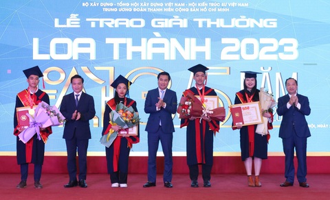 Giải thưởng Loa Thành hướng đến môi trường xanh, năng lượng tái tạo- Ảnh 1. 4 sinh viên xuất sắc nhận giải nhất giải thưởng Loa Thành 2023 - Ảnh: BẢO KHANH