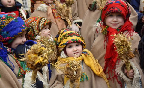 Người Ukraine mừng Giáng sinh vào ngày 25-12 theo lịch phương Tây- Ảnh 1. Trẻ em Ukraine cầm bó lúa mì didukh trong buổi diễu hành Giáng sinh tại vùng Lviv - Ảnh: GETTY IMAGES